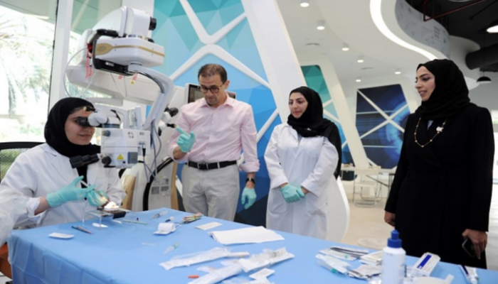 مختبر جراحي مبتكر لتدريب أطباء العيون بدبي