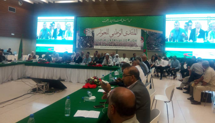 جانب من اجتماع المنتدى الوطني للحوار