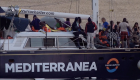 متحديةً الحظر.. سفينة لإنقاذ المهاجرين ترسو في إيطاليا