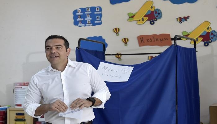 أليكسيس تسيبراس يدلي بصوته في الانتخابات