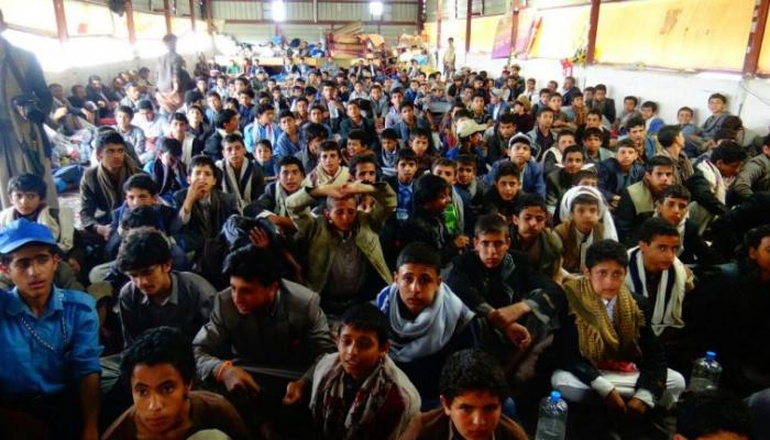 أطفال يمنيون في أحد المراكز الصيفية للحوثيين