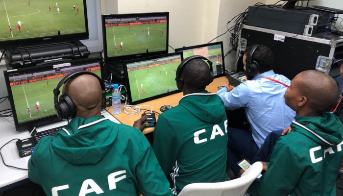 كاف يستعد لتطبيق الفار في الكان