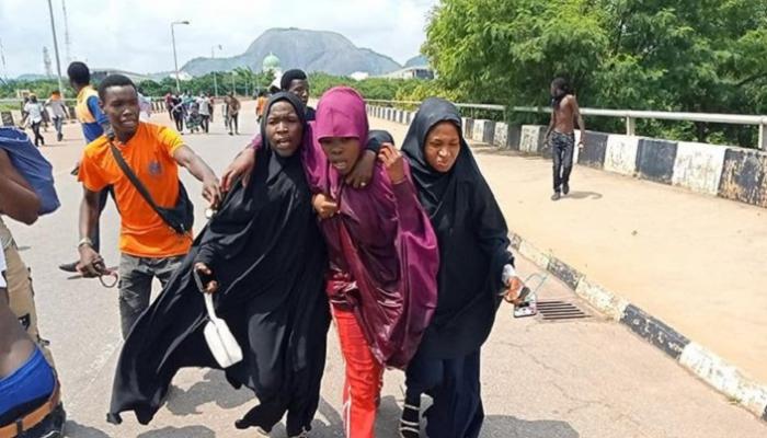 نيجيريون في محيط مقر الجمعية الوطنية