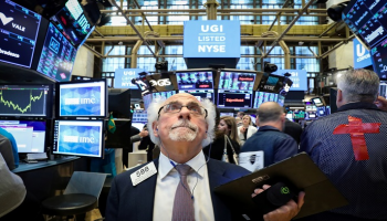 وول ستريت تغلق منخفضة مع هبوط سهم أبل