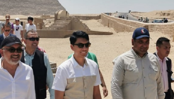 رئيس مدغشقر خلال زيارته الأهرامات
