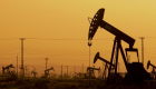 انخفاض المخزونات الأمريكية يصعد بأسعار النفط
