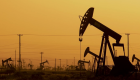النفط يستقر مع توقعات بوفرة المعروض