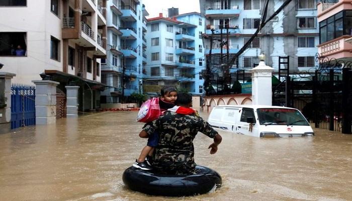 قنوات تلفزيونية بثت لقطات للشرطة وهي تجلي سكاناً بزوارق مطاطيّة