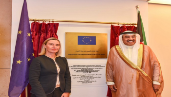 وزير الخارجية الكويتي وفيديريكا موجيريني خلال مراسم الافتتاح