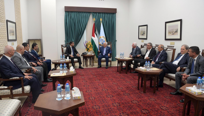الرئيس الفلسطيني لدى استقباله الوفد المصري