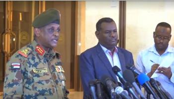 الفريق ياسر العطا عضو المجلس العسكري السوداني ومدني عباس مدني عضو قوى إعلان الحرية والتغيير في السودان