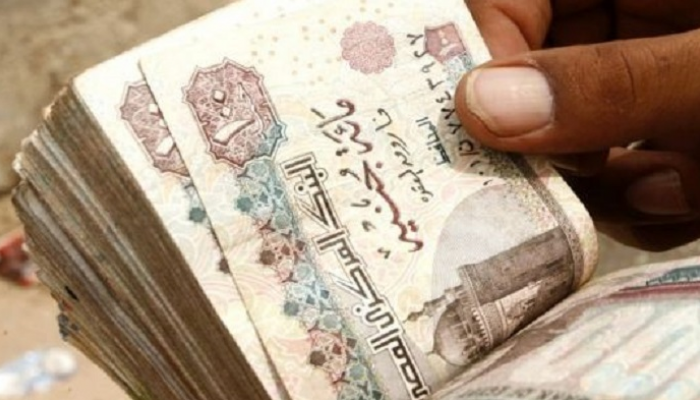 الجنيه المصري يعزز من قيمته أمام الدولار