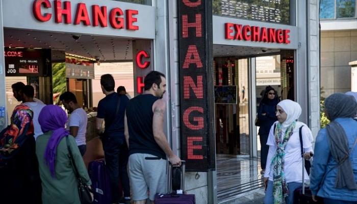 أتراك أمام إحدى شركات الصرافة بحثا عن الدولار