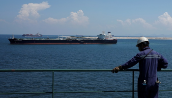 ناقلة للنفط الخام قبالة سنغافورة - رويترز