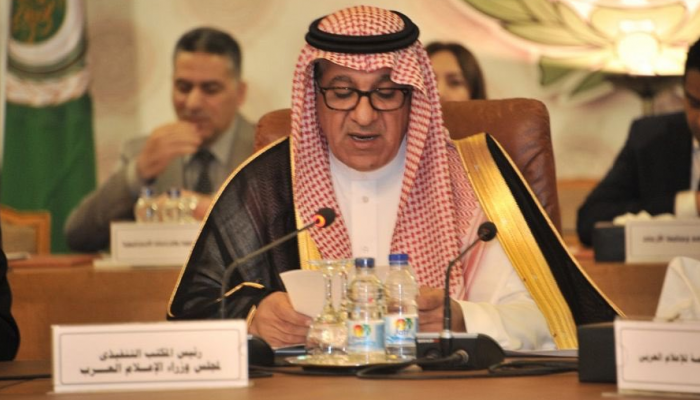 وزير الإعلام السعودي خلال إلقاء كلمته