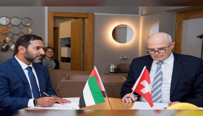 محمد الهاملي خلال توقيع إحدى الاتقافيات