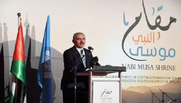 رئيس الوزراء الفلسطيني محمد اشتية خلال الاحتفال