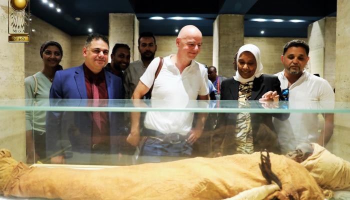 رئيس فيفا خلال زيارة المتحف المصري