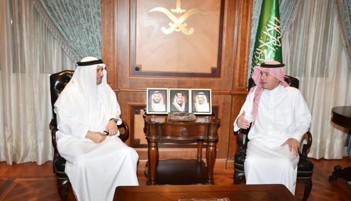 عادل بن أحمد الجبير خلال لقائه أنور قرقاش