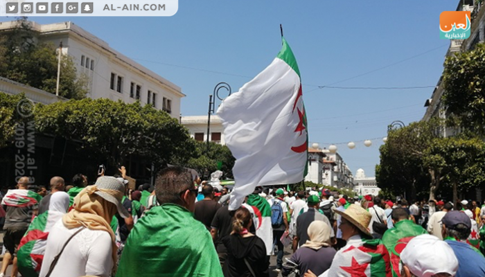 مطالب سياسية بنكهة رياضية في مظاهرات الجزائريين