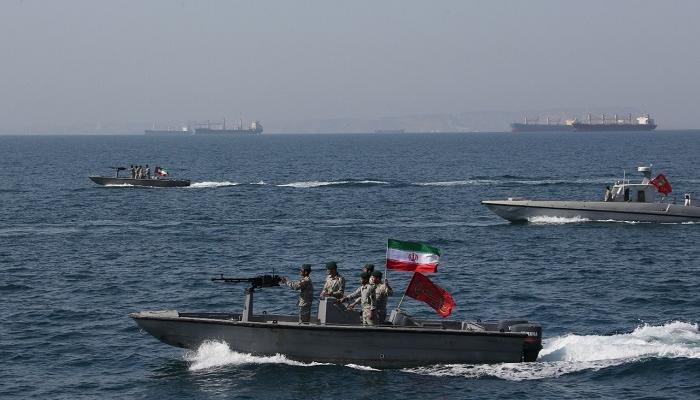 زورق إيراني بالقرب من مضيق هرمز