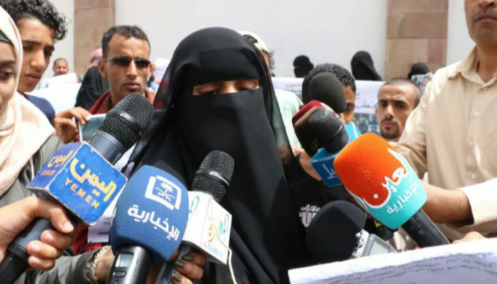 جانب من وقفة احتجاجية لأمهات المختطفين بتعز