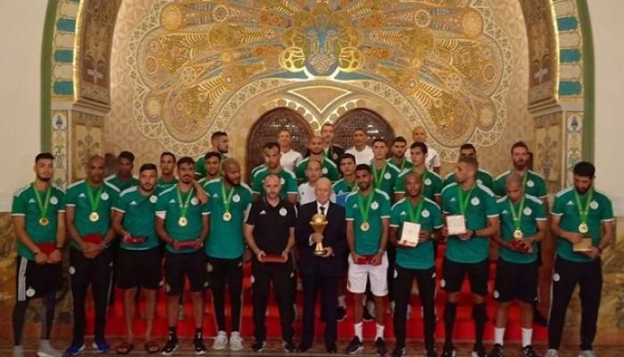 الرئيس الجزائري المؤقت يكرم محاربي الصحراء أوسمة الاستحقاق الوطني
