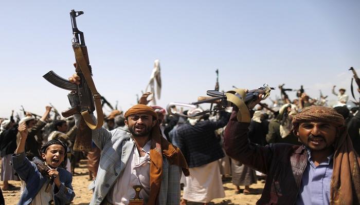 مليشيا الحوثي الإرهابية تقايض المختطفين اليمنيين بالمال