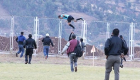 حكم يتسلق أسوار الملعب هربا من الجمهور في بيرو