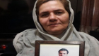 بعد فضح تعذيبه.. إيران تعتقل والدة سجين سياسي