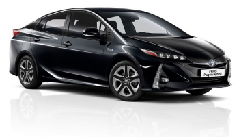 سيارة Prius Plug-in Hybrid الهجين من تويوتا
