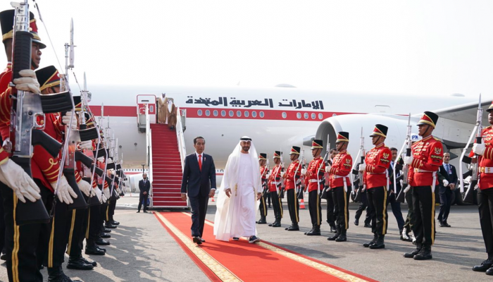الرئيس جوكو خلال استقبال الشيخ محمد بن زايد آل نهيان