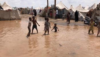 أضرار في مخيم نازحين بعدن جراء عاصفة مدارية سابقة