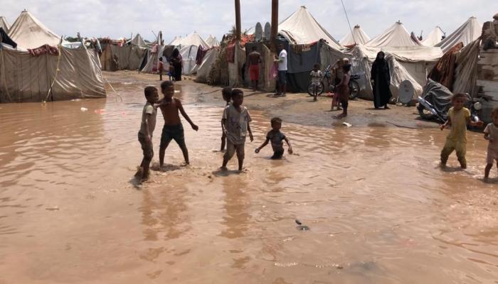 أضرار في مخيم نازحين بعدن جراء عاصفة مدارية سابقة