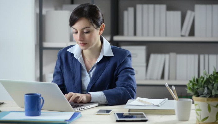 الدراسة كشفت أن مكتب العمل مفيد لصحة القلب أكثر من أريكة المنزل