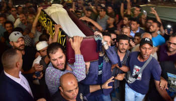 جثمان الفنان فاروق الفيشاوي قبل دخوله مسجد مصطفى محمود بالقاهرة