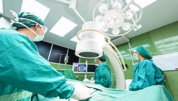 استخراج مجوهرات بـ66 ألف دولار من بطن امرأة
