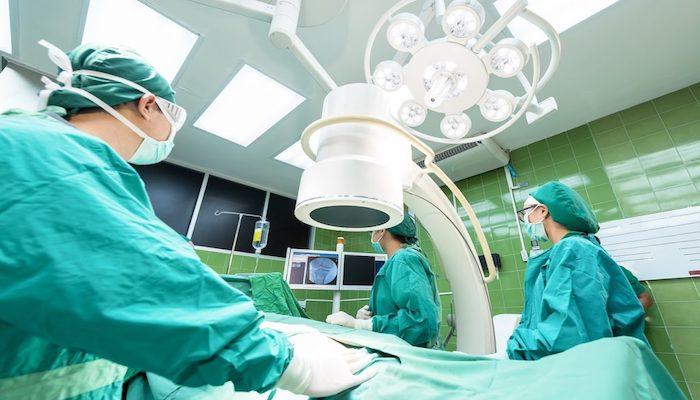 استخراج مجوهرات بـ66 ألف دولار من بطن امرأة