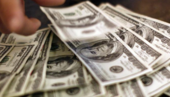 الدولار عند أعلى مستوى في شهرين