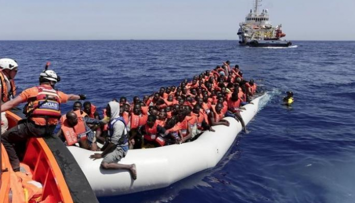 قارب هجرة غير شرعية قرب السواحل الليبية - أرشيفية