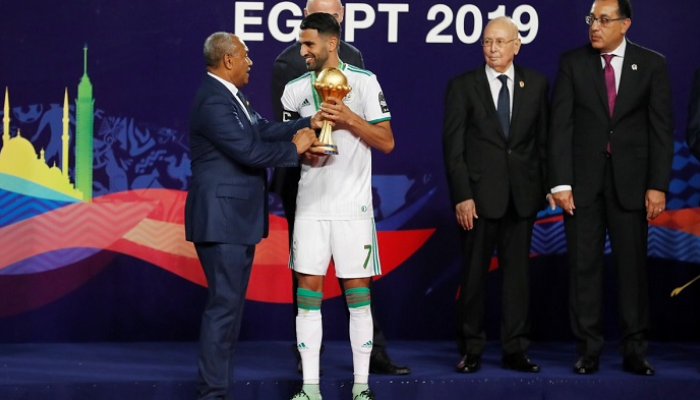 رياض محرز يتسلم كأس أفريقيا