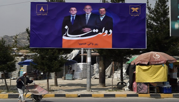 لافتات تحمل صور المرشحين في الانتخابات الأفغانية