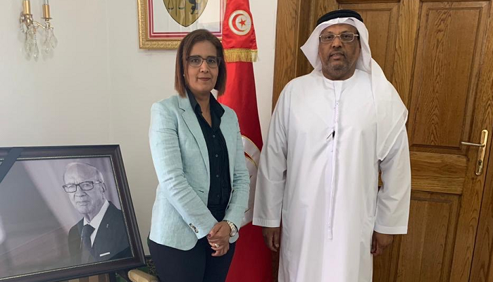 سفير الإمارات بالقاهرة يقدّم واجب العزاء بوفاة السبسي