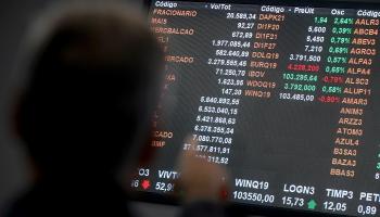 أسعار صرف اليورو والدولار على لوحة إلكترونية - رويترز