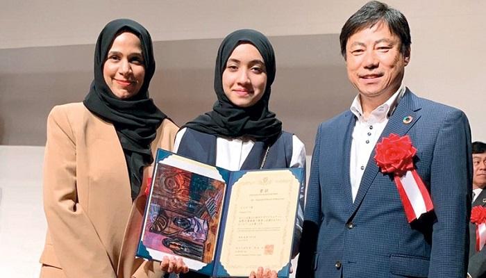 الطفلة الإماراتية مزون المزروعي تتسلم الجائزة