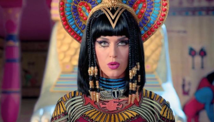 الفنانة كيتي بيري في لقطة من فيديو أغنية dark horse