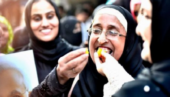 هنديات يحتفلن بصدور قانون تجريم الطلاق البائن من البرلمان