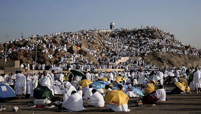 وقوف الحجاج على جبل عرفات من أهم مناسك الحج- أرشيفية
