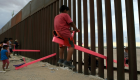 "مراجيح" تخترق الحدود الأمريكية المكسيكية  