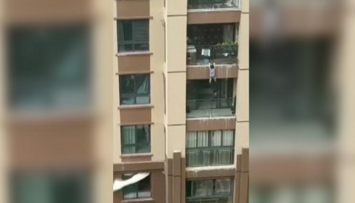 الطفل الصيني معلق في شرفة أحد المنازل